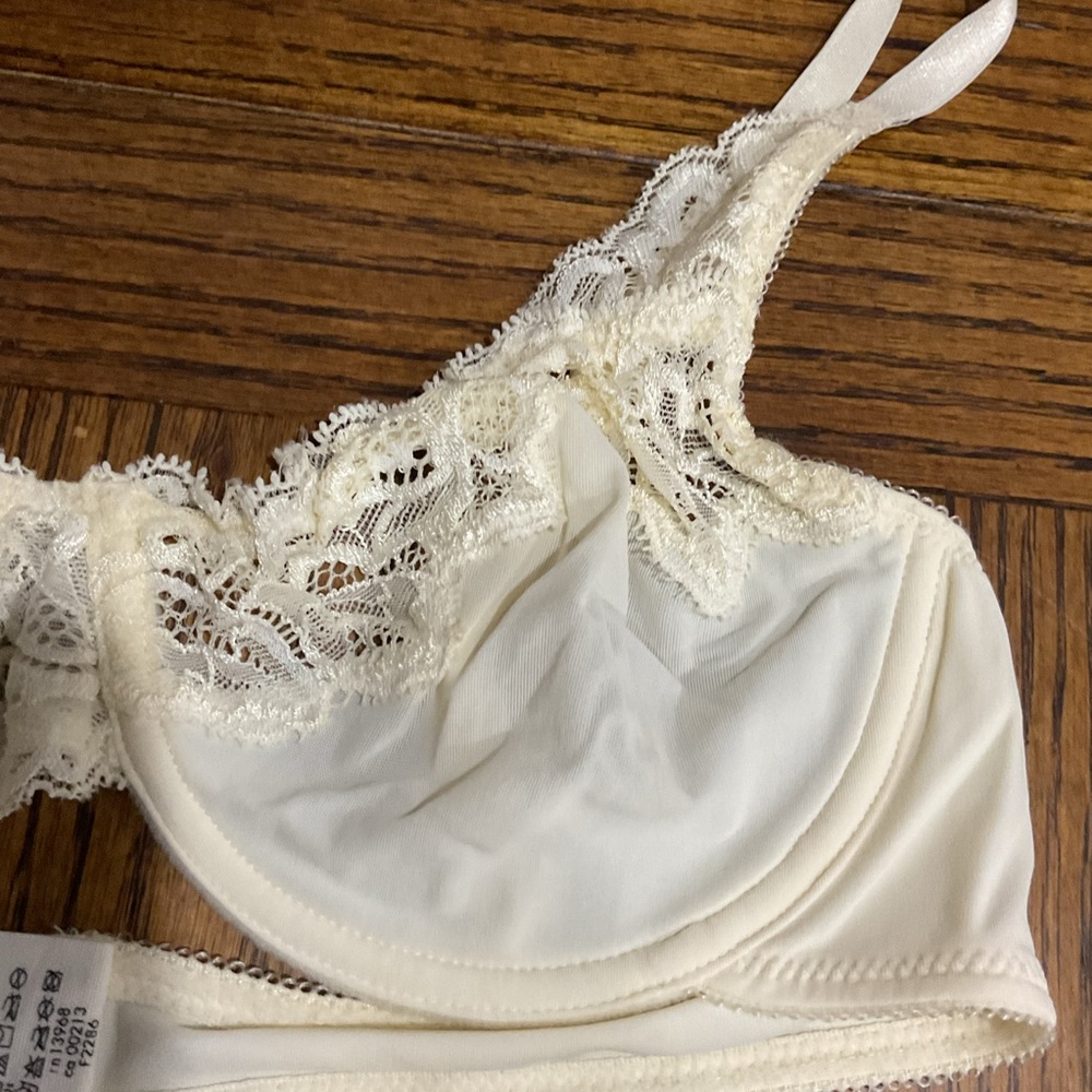 Pretty Calvin Klein Cream Lace Bra - Picture 2 of 7
